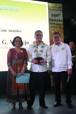 news-pagasa confers wind vane award2dost sec montejo 8others1-04302015